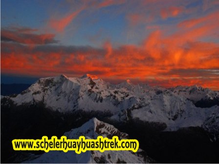 Amanecer cerca de la cumbre del Tocllaraju